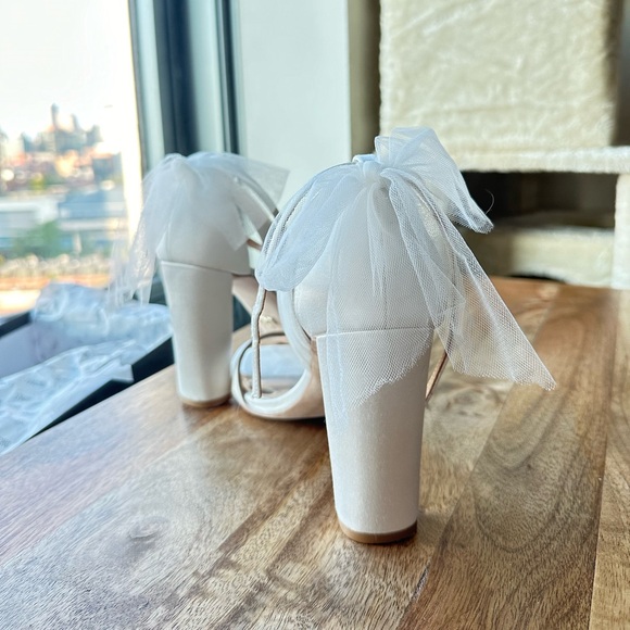 Badgley Mischka White heels - Picture 3 of 6